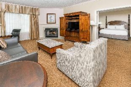 Richmond Inn & Suites, A Trademark Collection Hotel image 3